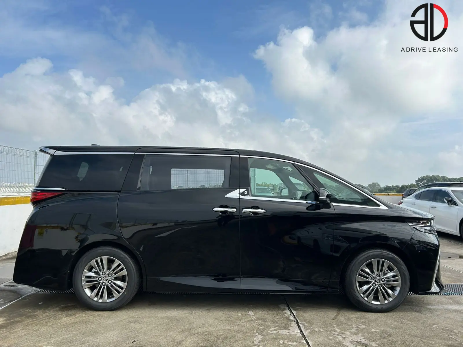 Toyota-Alphard-Hybrid-2.5-HV-Z-2