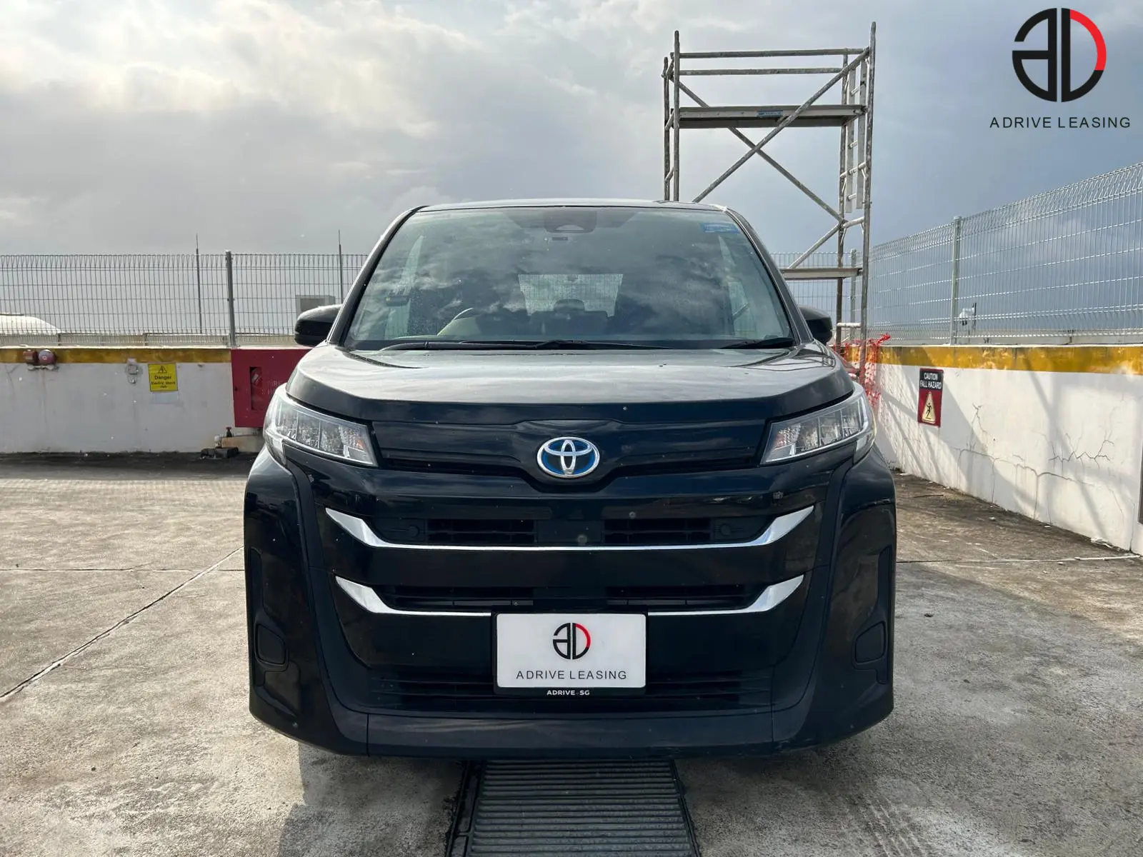 Toyota-Noah-Hybrid-1.8A-1