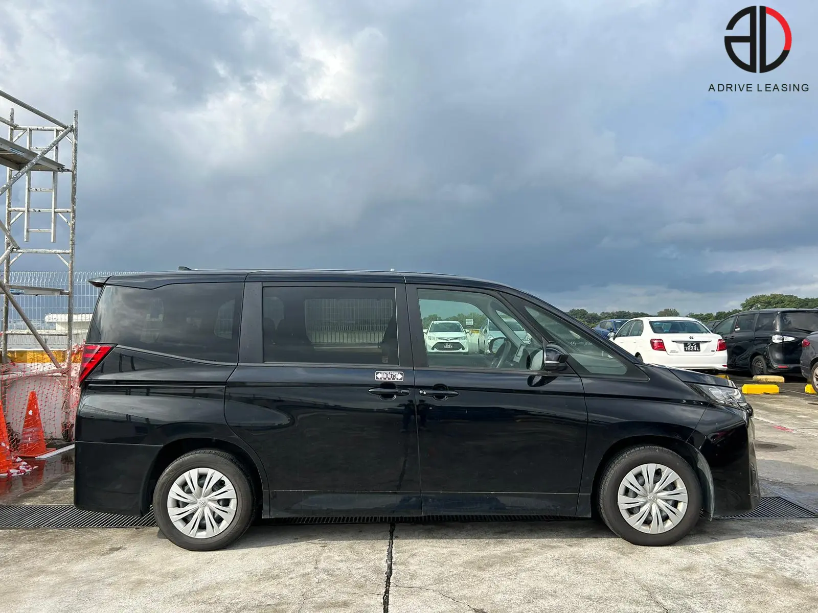 Toyota-Noah-Hybrid-1.8A-2