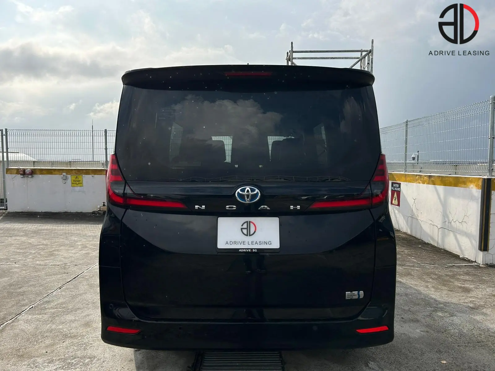 Toyota-Noah-Hybrid-1.8A-3