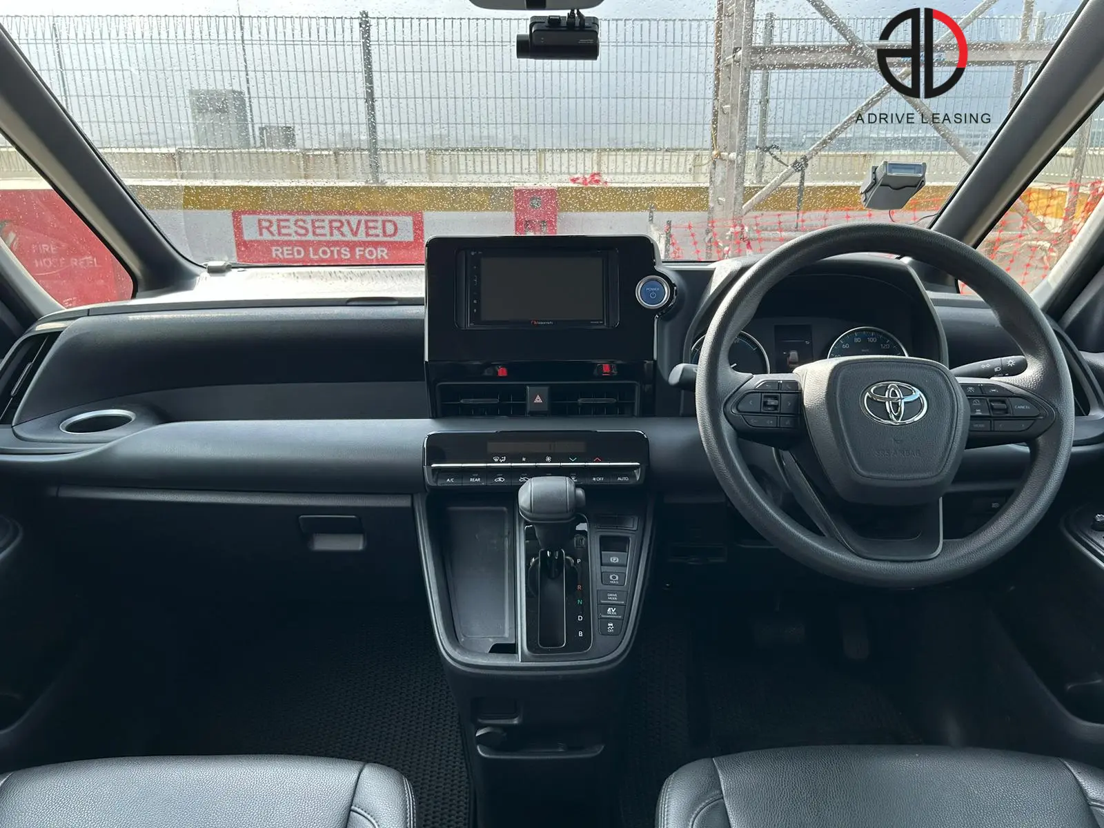 Toyota-Noah-Hybrid-1.8A-4