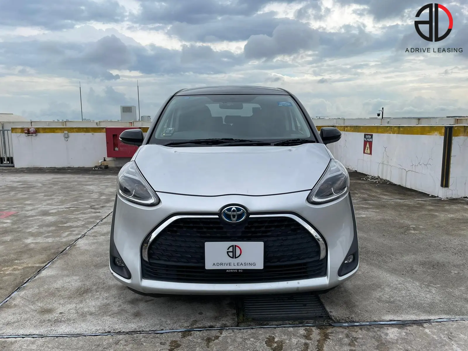 Toyota-Sienta-Hybrid-1.5A-1
