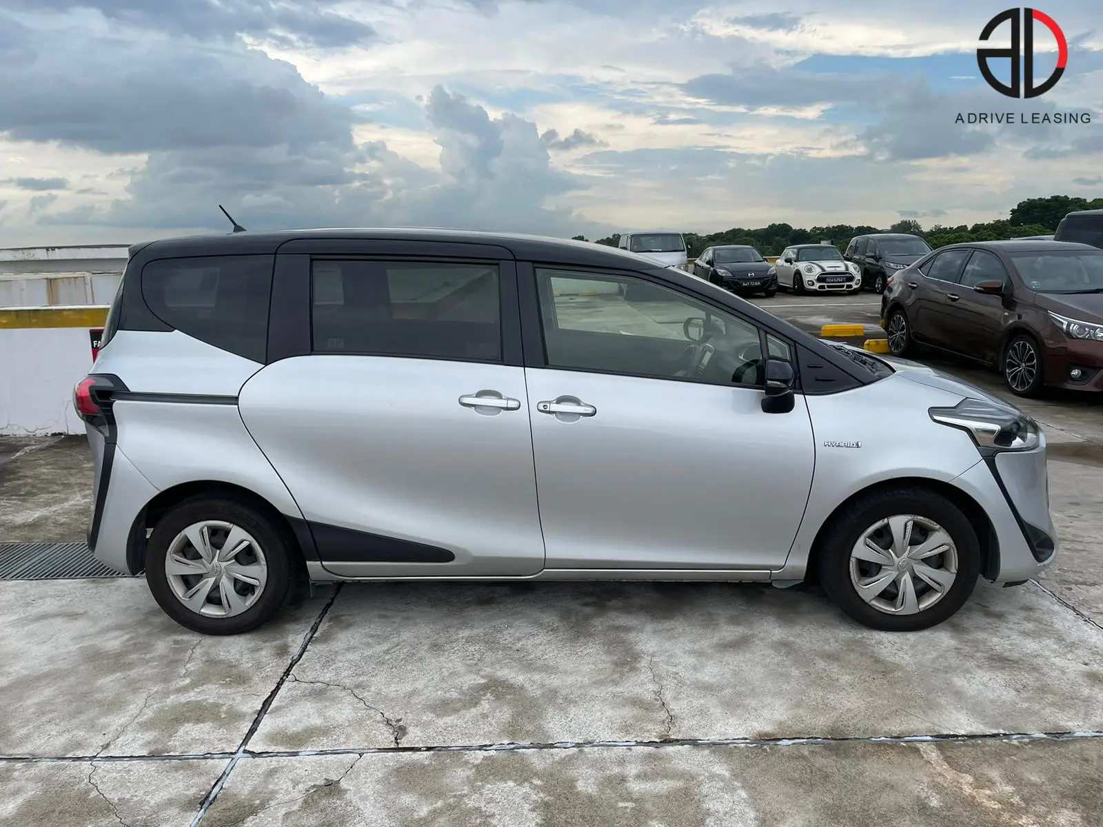 Toyota-Sienta-Hybrid-1.5A-2