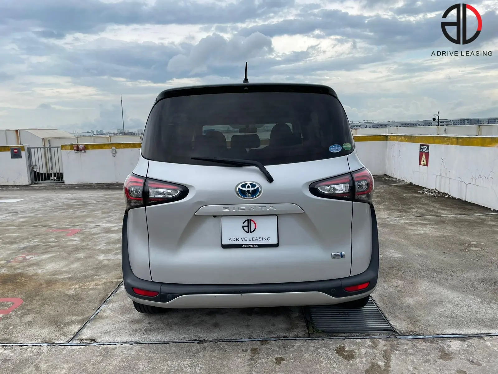 Toyota-Sienta-Hybrid-1.5A-3