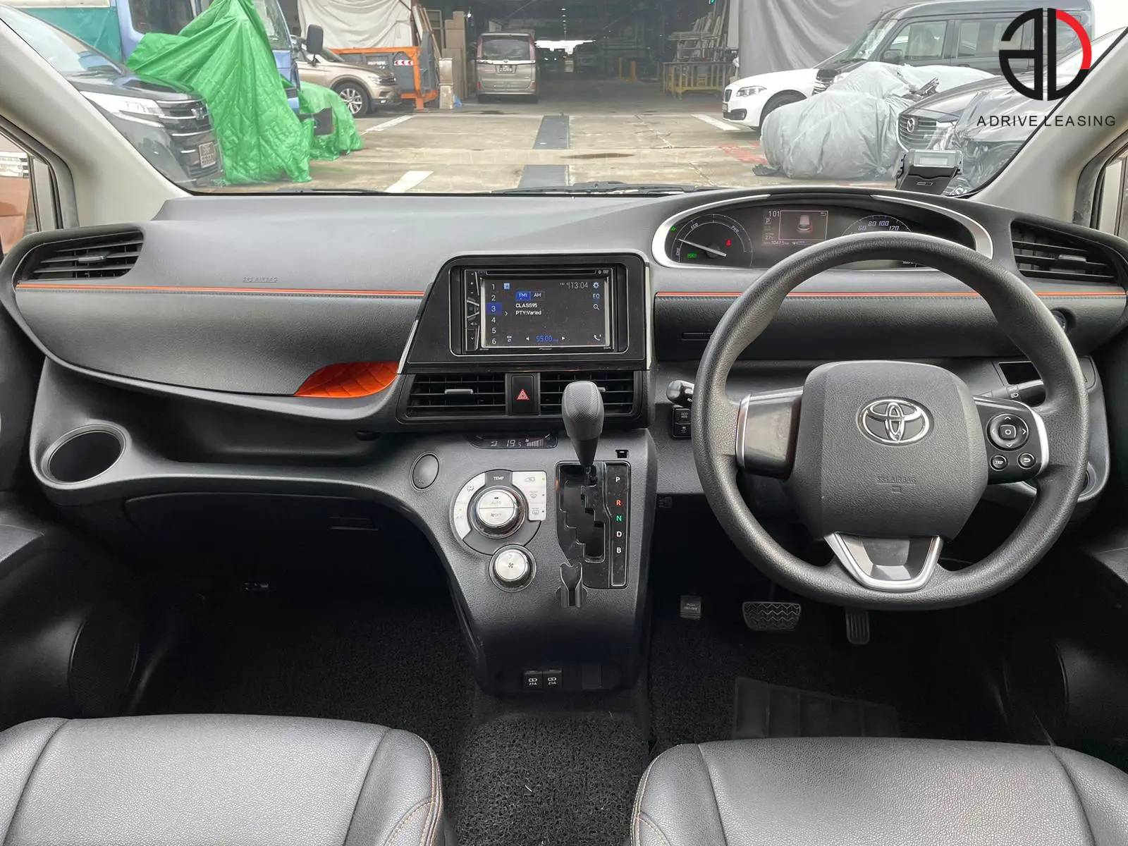 Toyota-Sienta-Hybrid-1.5A-4