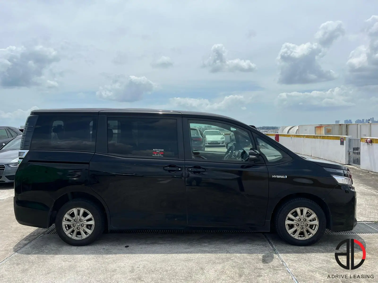 Toyota-Voxy-Hybrid-1.8A-2